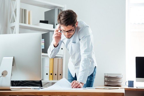 žmogus verčia dokumentus