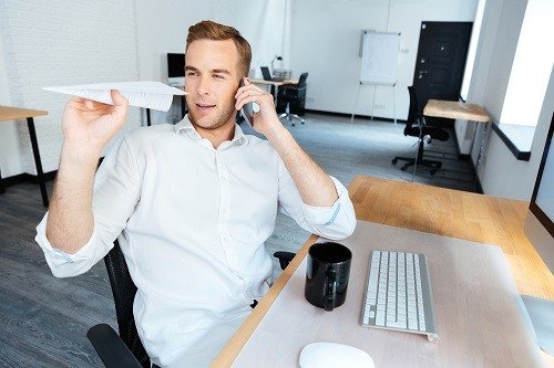 žmogus su popieriniu lektuveliu